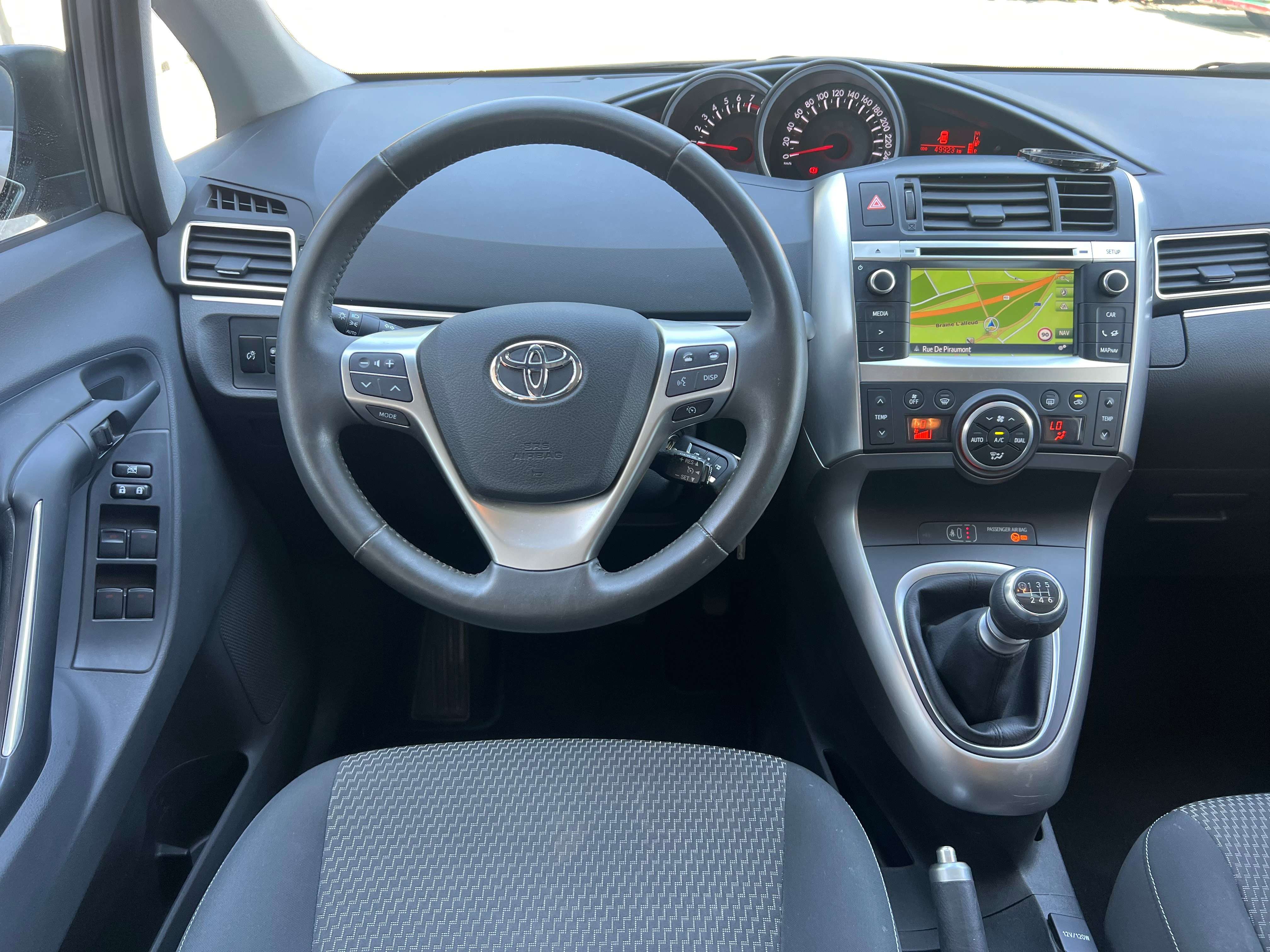 Toyota Verso 1.8i Dynamic 5pl. + GARANTIE + CAMÉRA + NAVI + CLIM + PANO
