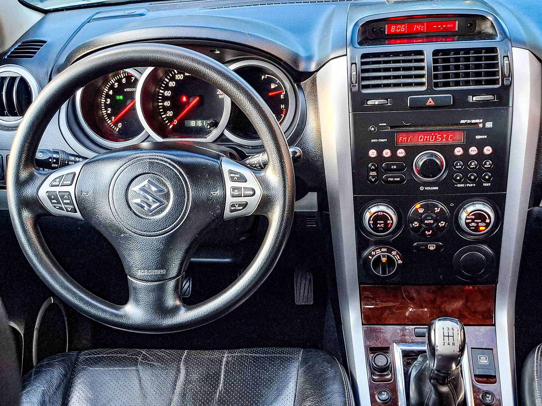 Suzuki Grand Vitara 2.0i JLX-E Benzine 4x4 Airco Trekhaak