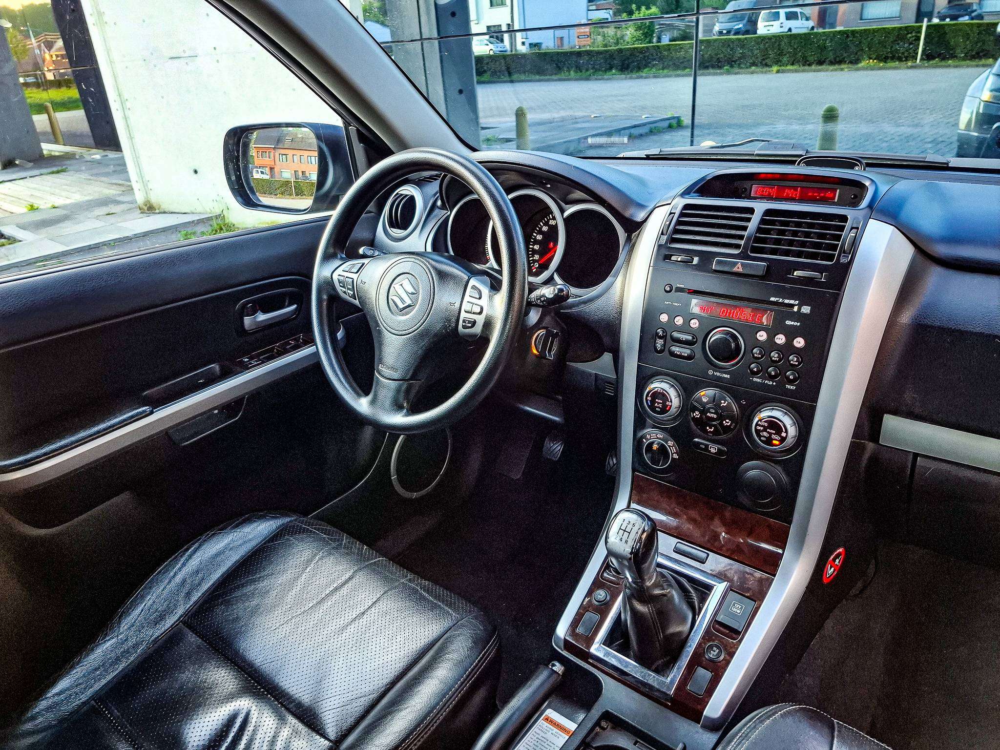Suzuki Grand Vitara 2.0i JLX-E Benzine 4x4 Airco Trekhaak