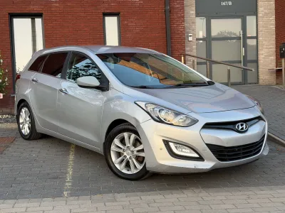 Hyundai i30 Sw ( 1.6CRDi ) 110Ch ( Full options ) 154.613Km ( 2014 )