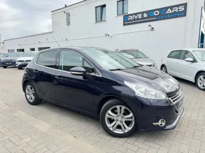 Peugeot 208 1.2i Benzine Allure - Navigatie - Panoramische dak