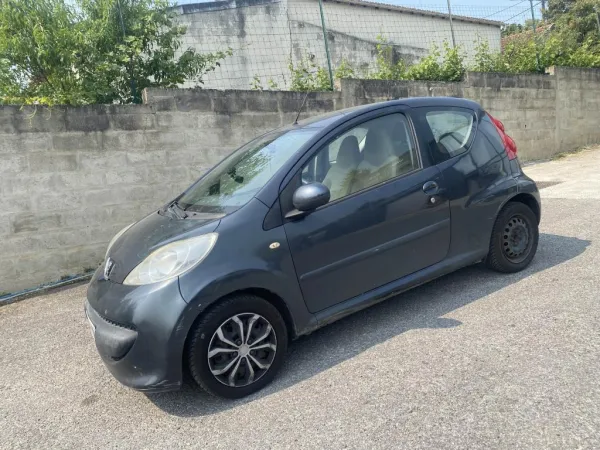 Peugeot 107 1.0i 12V BERLINE Trendy PHASE 1
