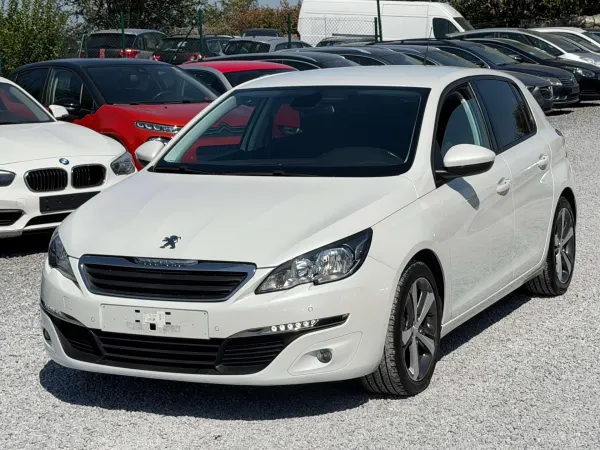Peugeot 308 1.2i - 5 Portes - Clim Auto - Navigation - Euro 6b
