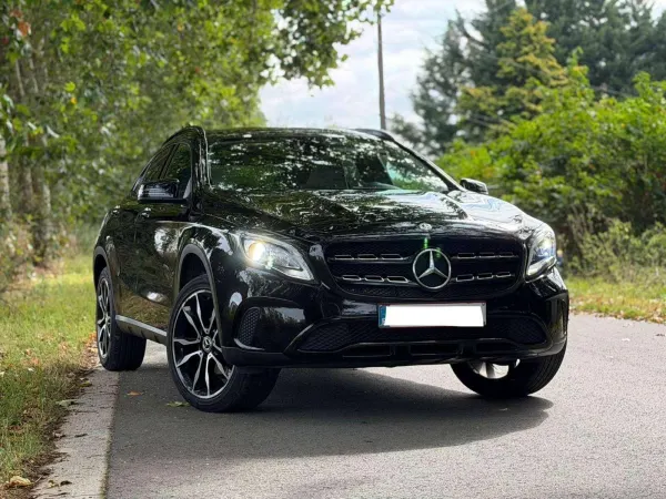 Mercedes-Benz GLA 180 AMG Line-Cuir Blanc-Toit Pano-Caméra