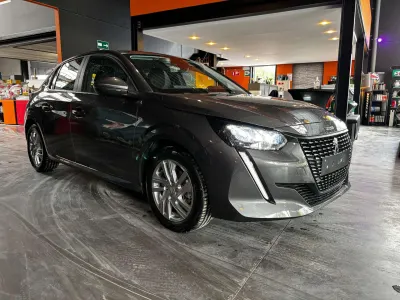 Peugeot 208 208 1.2i / Automatique / Caméra / 1966km / Jante Aliage / Palette / Phare led / Hayon / Carbone