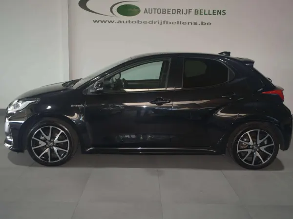 Toyota Yaris 1.5 L HYBRIDE / LEDER / NAVI + CAMERA / PANO / HEAD-UP DISPLAY