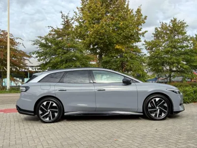 Volkswagen ID.7 Tourer Pro 77 kWh, Head-Up, BLIS, Trekhaak, 360°-camera, Fabrieksgarantie