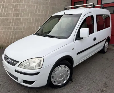 Opel Combo Tour 1.3 DT CDTi Essentia + 5 PLACES