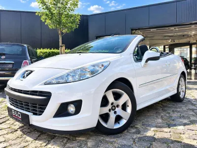 Peugeot 207 207CC Cabrio 1.6i Wit Premium - Navi - Bluetooth - PDC achter - mooie opties